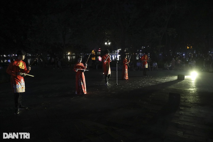Hoan Kiem Lake lighting off to save electricity - 7