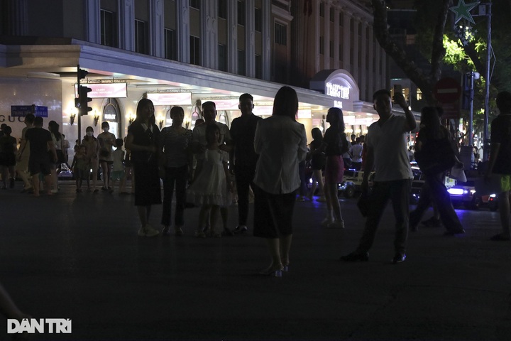Hoan Kiem Lake lighting off to save electricity - 8
