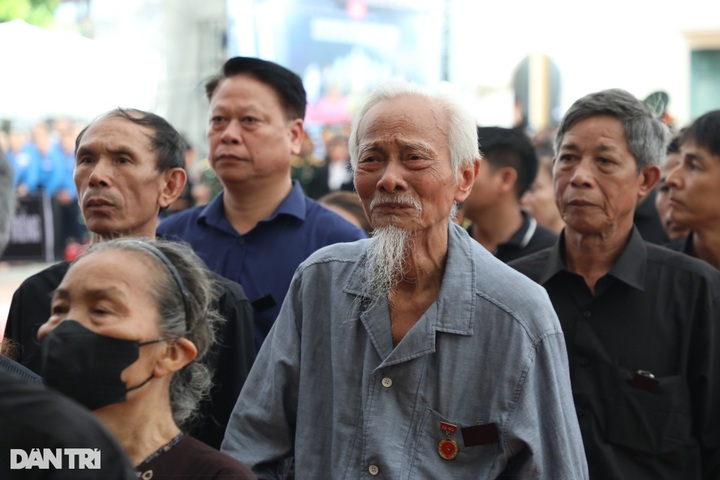 Thousands pay respects to late Party General Secretary - 12 Thousands pay respects to late Party General Secretary - 12