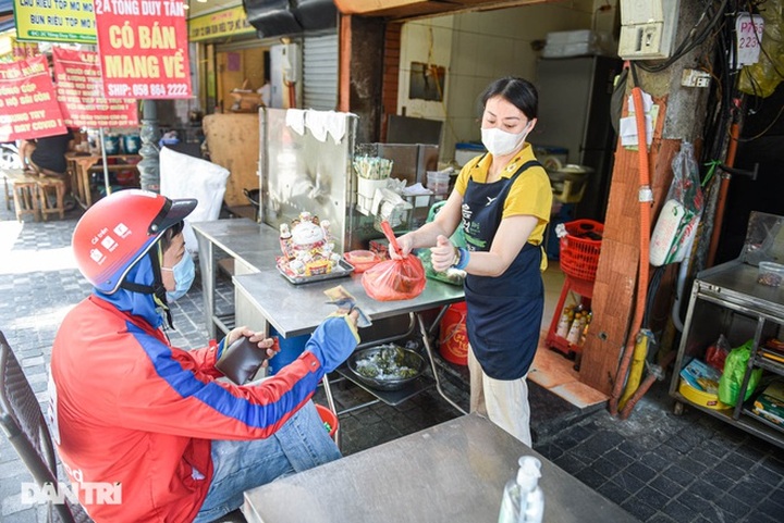 Hanoi food street falls silent during social distancing - 6
