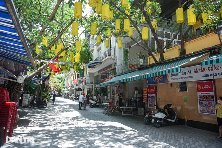 Hanoi food street falls silent during social distancing - 2