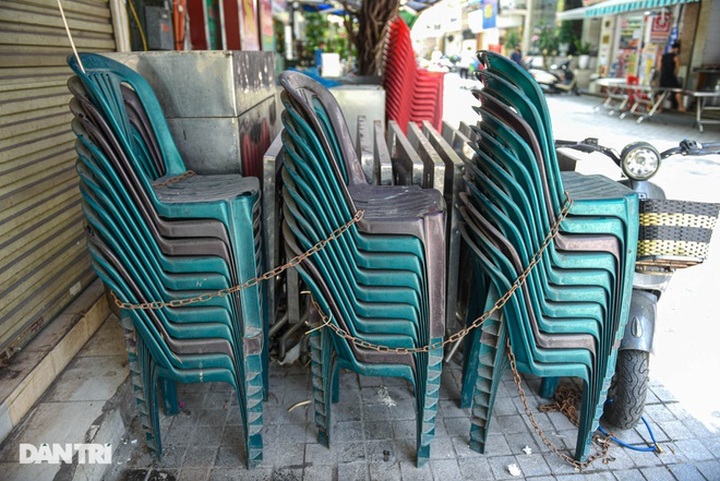 Hanoi food street falls silent during social distancing - 3