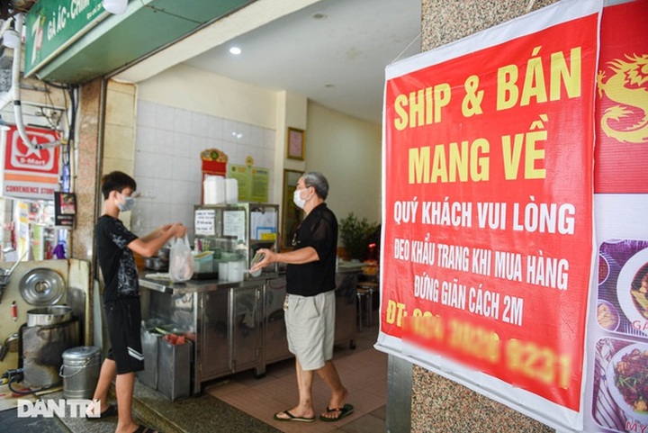 Hanoi food street falls silent during social distancing - 4