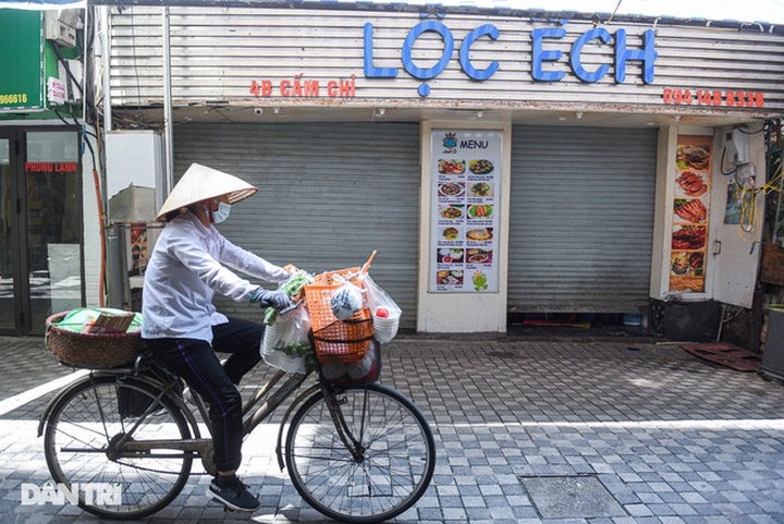 Hanoi food street falls silent during social distancing - 7