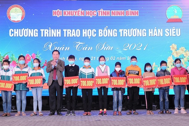 100 scholarships given to Ninh Binh students - 1 100 scholarships given to Ninh Binh students - 1