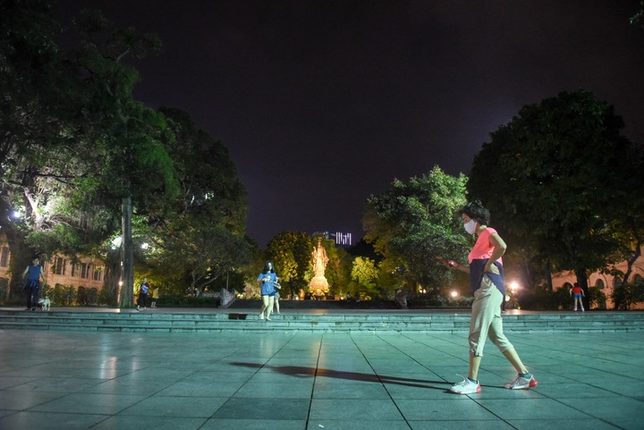 Hanoi Old Quarter left deserted following service shutdown - 7