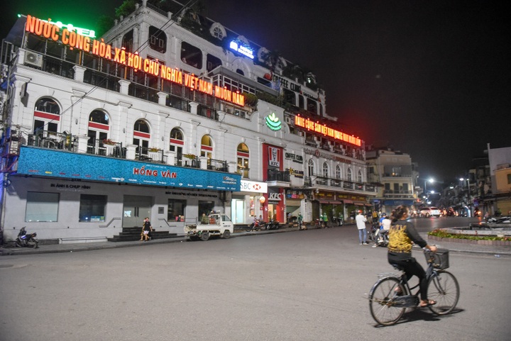 Hanoi Old Quarter left deserted following service shutdown - 2
