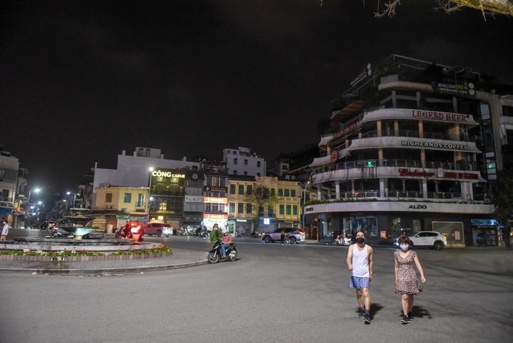 Hanoi Old Quarter left deserted following service shutdown - 6