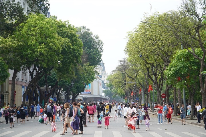 Hanoi welcomes 1.9 million visitors in Jan-May - 1