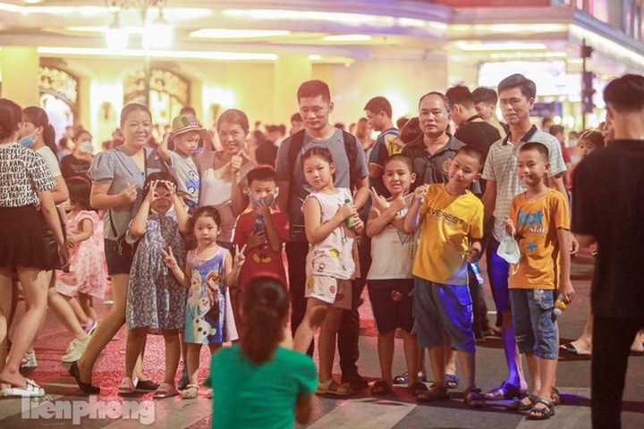 Hoan Kiem pedestrian streets crowded on National Day holiday - 6