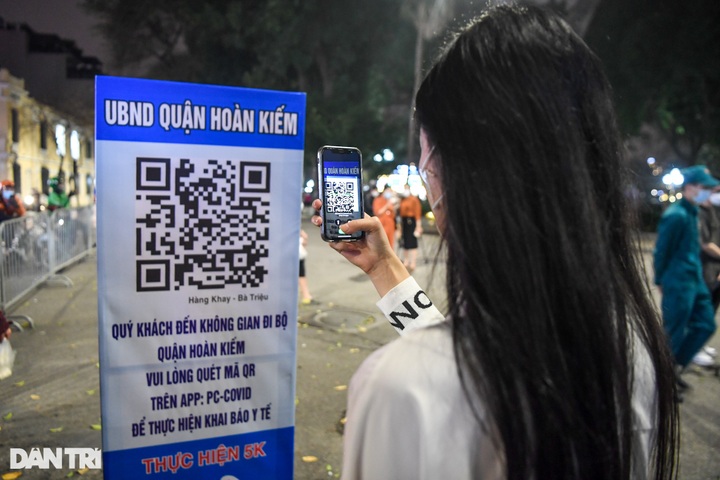 Hoan Kiem pedestrian streets crowded after being reopened - 4