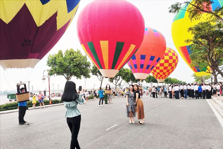 Danang reschedules riverbank pedestrian street opening - 1