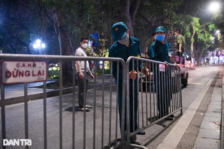 Hoan Kiem pedestrian streets crowded after being reopened - 2