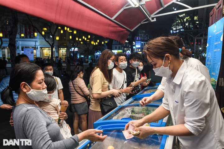Hoan Kiem pedestrian streets crowded after being reopened - 10