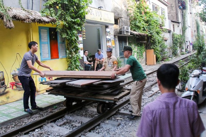 Newly-opened coffee shops on Hanoi railway closed - 9 Newly-opened coffee shops on Hanoi railway closed - 9