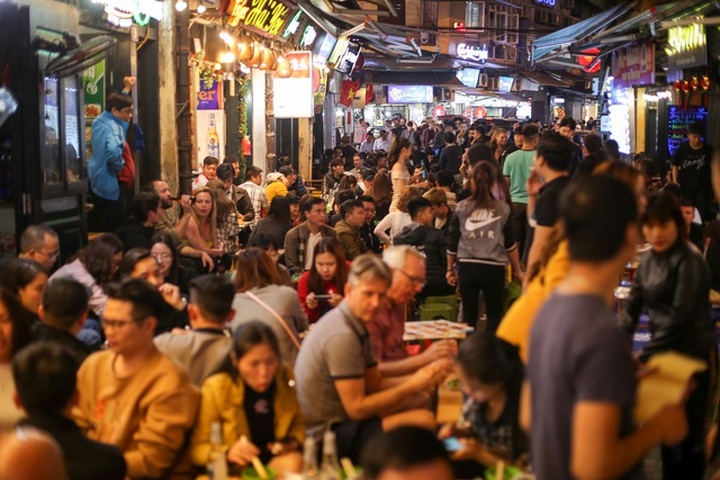 Hanoi tourist street ignores coronavirus fears - 1