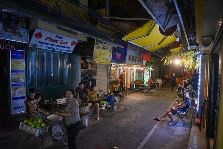 Popular tourist streets in Hanoi, HCM City still quiet after re-opening - 9
