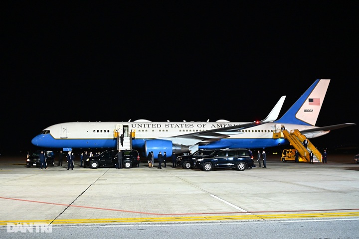 US Vice President arrives in Hanoi for three-day visit - 2 US Vice President arrives in Hanoi for three-day visit - 2