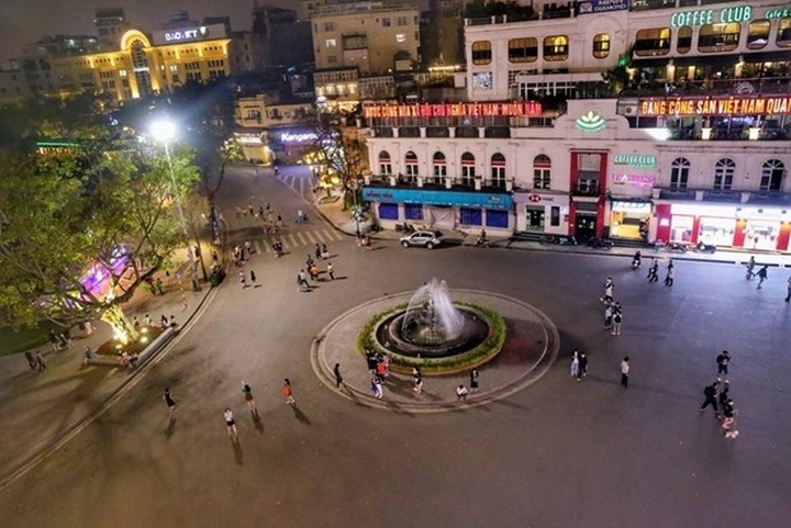 Hanoi's Hoan Kiem pedestrian space to open throughout New Year 2024 holiday - 1