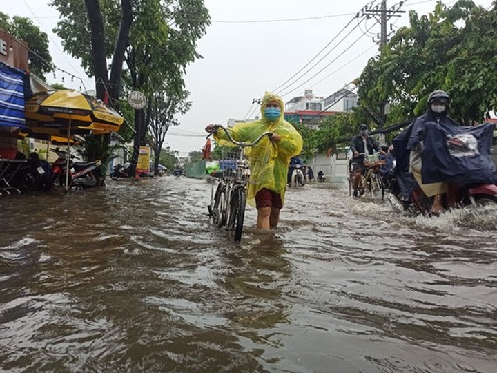 HCM City continues facing flooding - 4