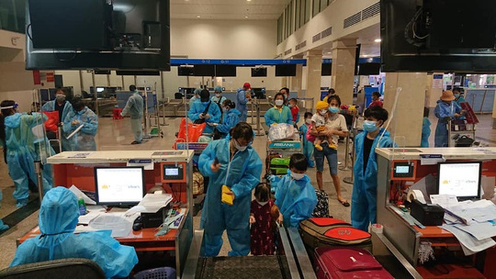 Man charters flights for hundreds to get home from HCM City - 2