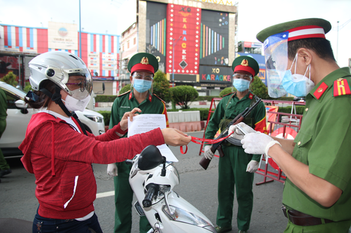 HCM City streets put under strict control amid lockdown - 15 HCM City streets put under strict control amid lockdown - 15