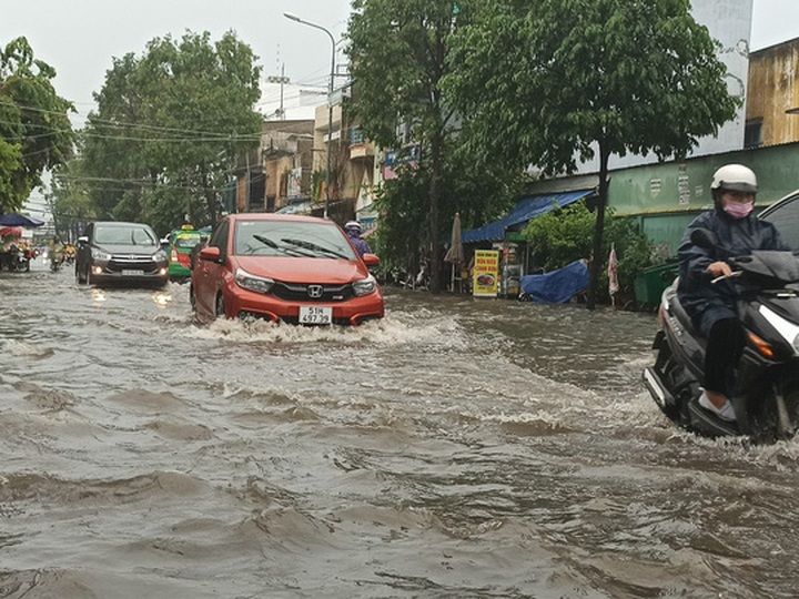 HCM City continues facing flooding - 5