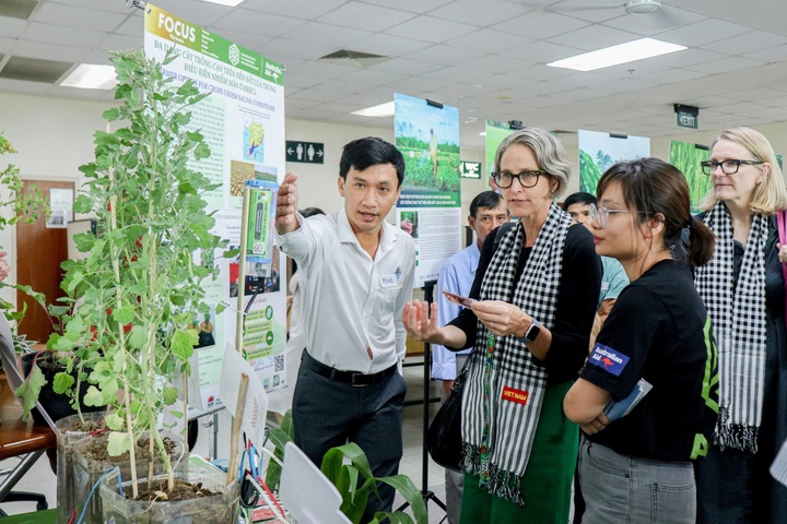 Australian Ambassador for climate change visits Vietnam - 1