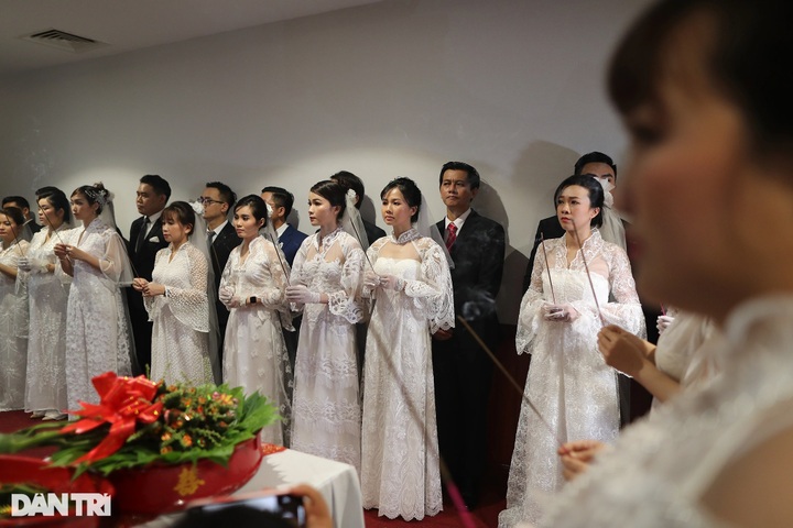 Mass wedding held for HCM City hospital’s couples - 1