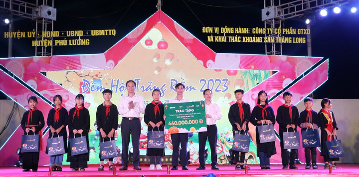 Dantri presents mooncakes to disadvantaged Thai Nguyen children - 2 Dantri presents mooncakes to disadvantaged Thai Nguyen children - 2