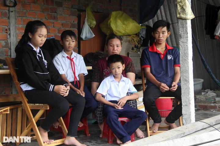 Poor widow needs help to support four small children - 1 Poor widow needs help to support four small children - 1