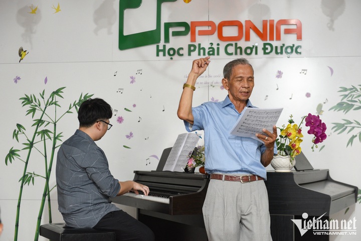 HCM City elderly students enjoy free piano class - 7 HCM City elderly students enjoy free piano class - 7