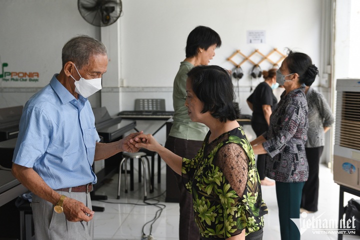HCM City elderly students enjoy free piano class - 8 HCM City elderly students enjoy free piano class - 8