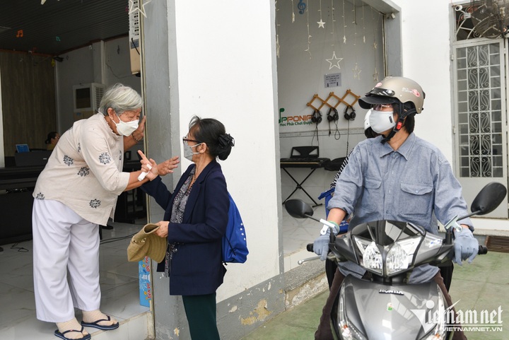 HCM City elderly students enjoy free piano class - 9 HCM City elderly students enjoy free piano class - 9