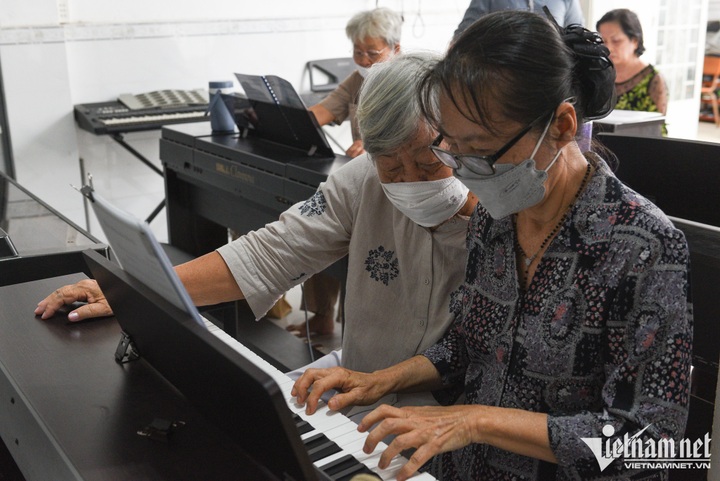 HCM City elderly students enjoy free piano class - 5 HCM City elderly students enjoy free piano class - 5