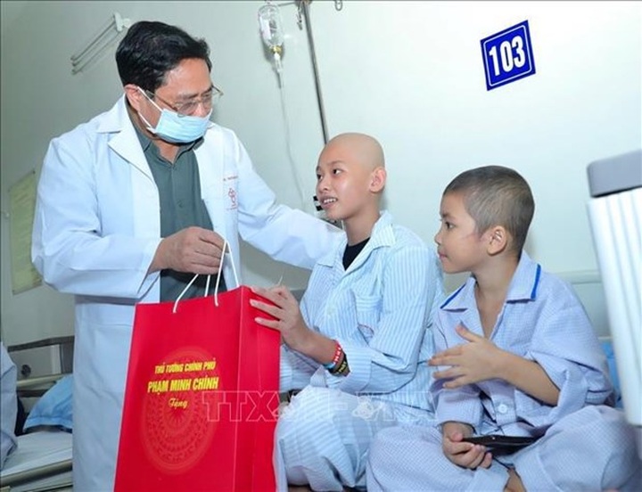 PM presents Mid-Autumn-Festival gifts to child patients - 1 PM presents Mid-Autumn-Festival gifts to child patients - 1