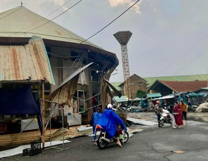 Quang Tri whirlwind damages dozens of houses - 2