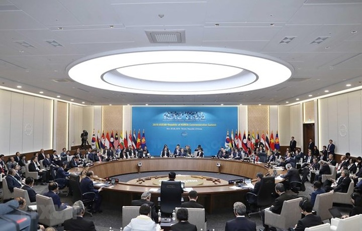 PM Phuc attends ASEAN-RoK Commemorative Summit’s second session - 1