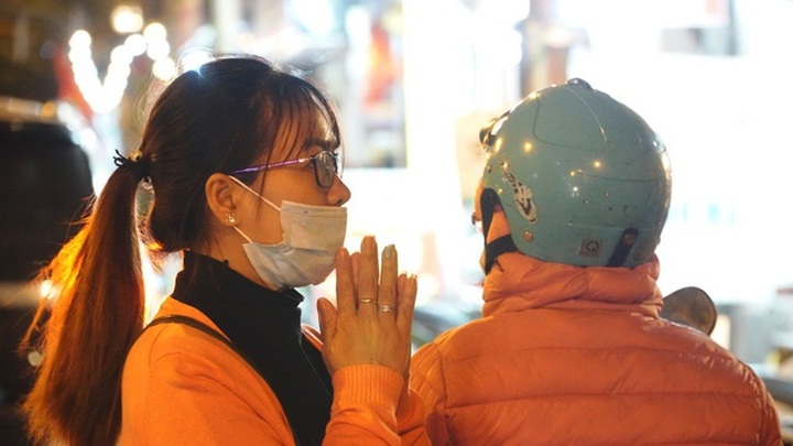 People pray outside as pagodas closed for Covid-19 prevention - 3