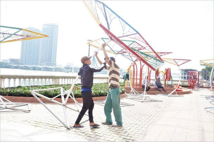 Danang streets decorated for Tet - 8