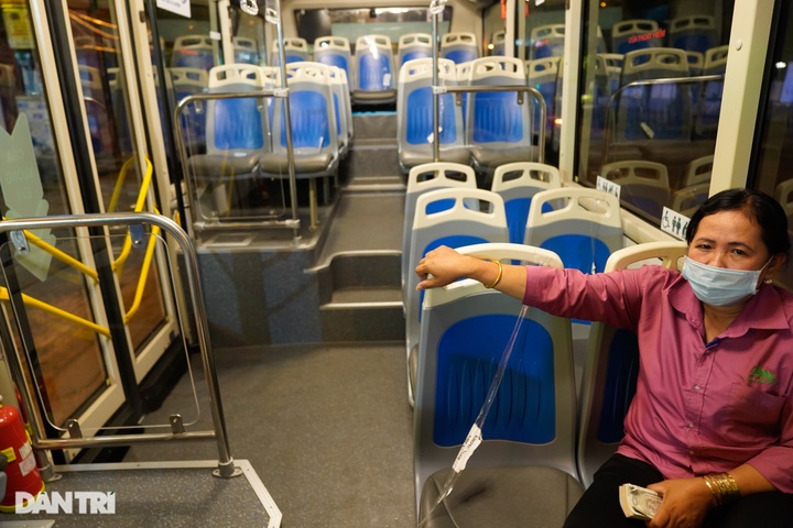 HCM City buses empty as Covid-19 outbreak continues - 1