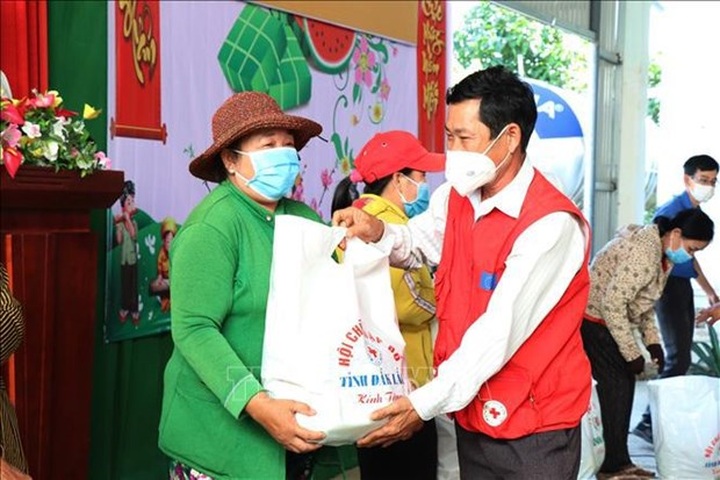 Ministry works to ensure warm Tet for social policy beneficiaries - 1