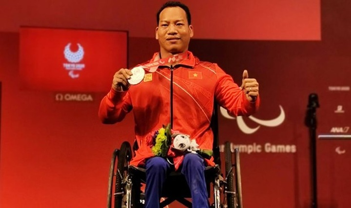 Powerlifter Le Van Cong wins silver at Tokyo 2020 Paralympics - 1