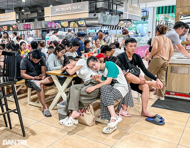 Hanoians flock to supermarkets, parks to escape heat wave - 1