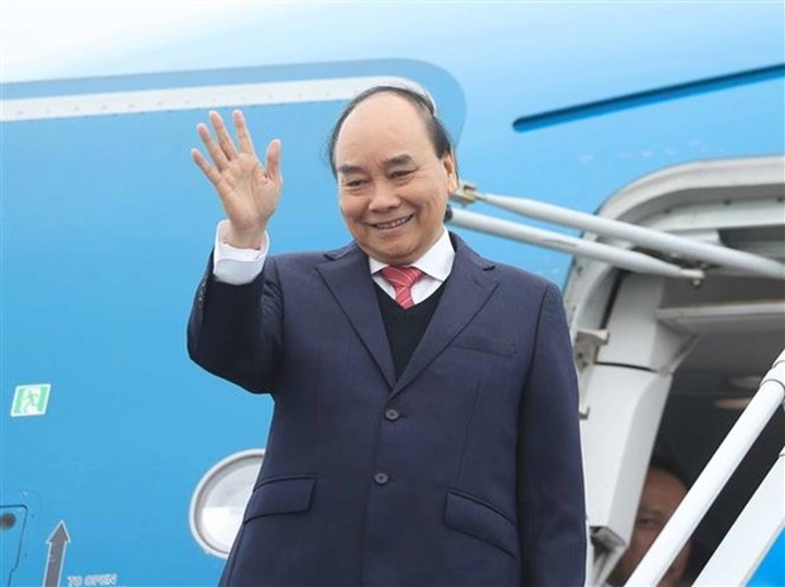 President leaves Hanoi for state visit to RoK - 1