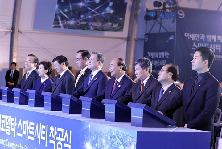 PM Nguyen Xuan Phuc attends groundbreaking ceremony of smart city in Busan - 1