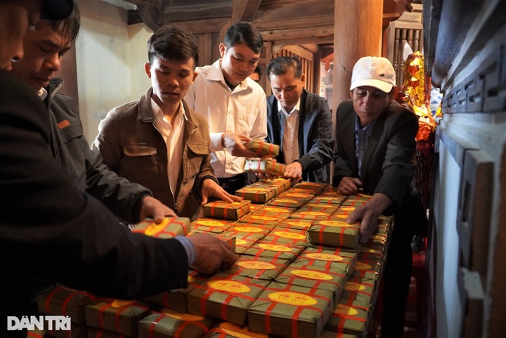 Ha Tinh people offer Chung cakes to King Mai Hac De - 1