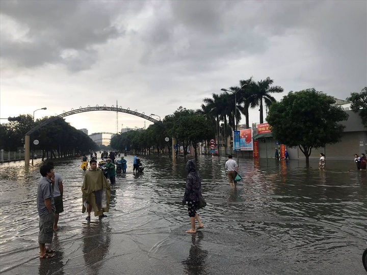 Lightning kills one, 5,000 homes flooded in Nghe An - 2