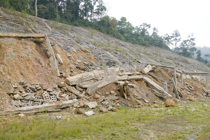 Landslides spread at Cha Lo Border Gate - 1 Landslides spread at Cha Lo Border Gate - 1