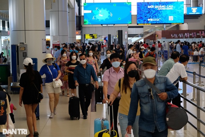 Noi Bai International Airport crowded ahead of national holiday - 3